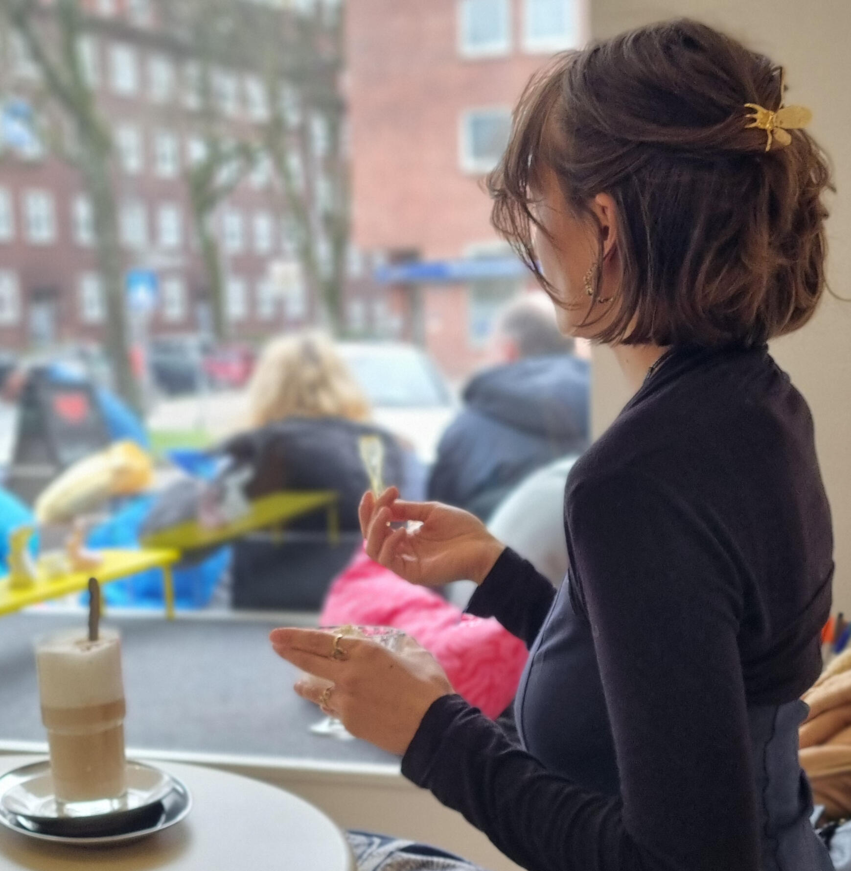 Kaffee und ein ruhiger Moment am Fenster im Eiscafé.